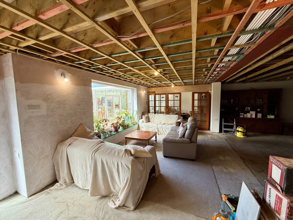 Lot: 113 - DETACHED HOUSE FOR COMPLETION - Living room